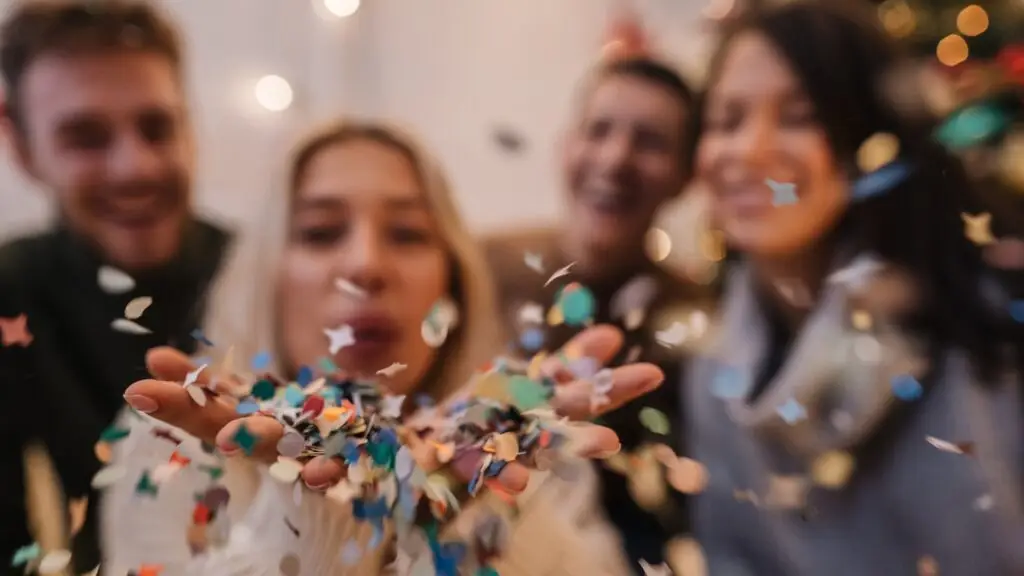 Soiree entre amis et confettis