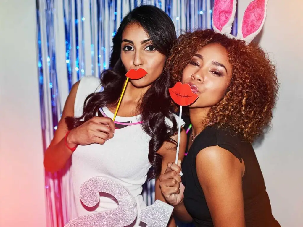 Femmes avec accessoires photobooth